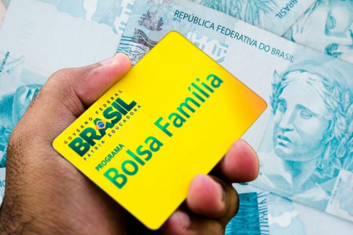 Adicional de até R$ 300 no Bolsa Família no mês de maio; veja quem tem direito e como garantir